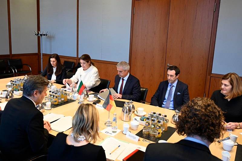 От българска страна в срещата, проведена в Берлин, участваха също заместник-министърът Ива Петрова и началникът на кабинета Карина Ангелиева
